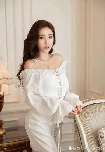 性感白嫩露肩装诱惑像这样的女神级人物不知何人才有本事拥有