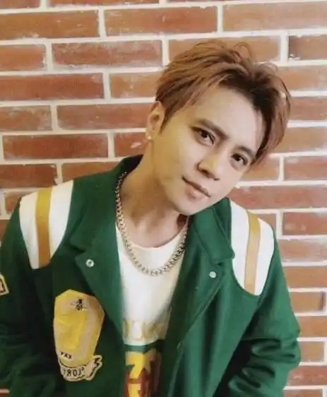 罗志祥泳池狂欢太疯狂!半裸秀肌肉和纹身,与周扬青蝴蝶姐姐有关