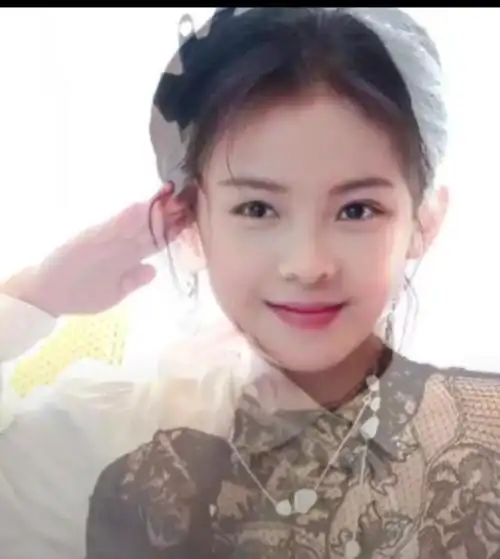 在刘涛晒出的照片里面,王紫嫣的长相十分大气,五官精致立体,英气十足