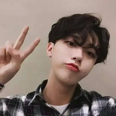 稚嫩小伙剪刀手头像