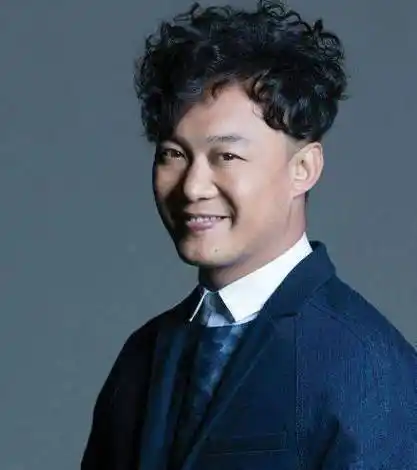 陈奕迅的卷发搭配真厉害显发量多又能藏发际线动作浮夸好抢眼