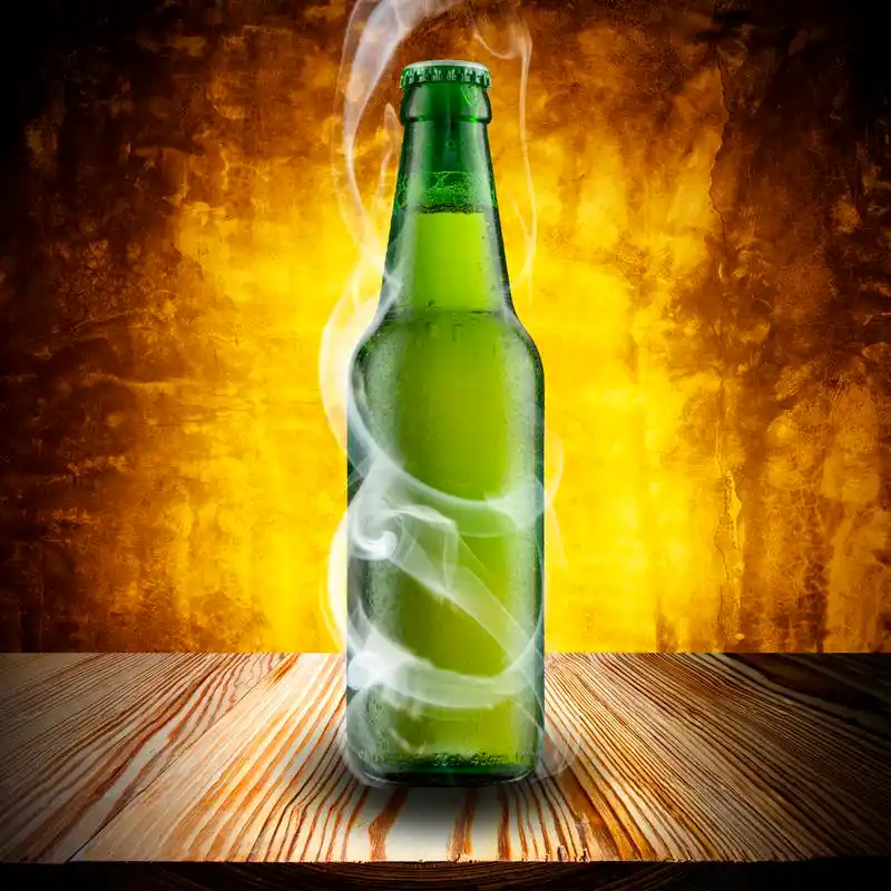 啤酒瓶,与冷烟在木桌上的啤酒瓶