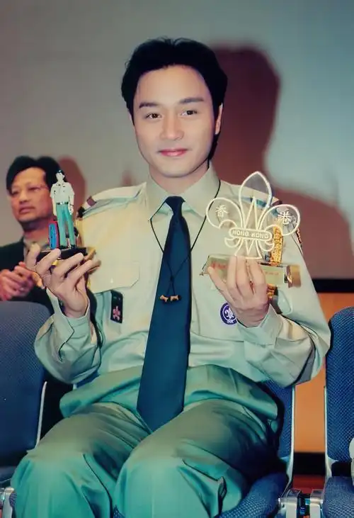 张国荣1956年出生于香港,他是一代传奇巨星.