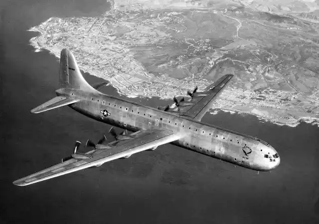 二战时美国惊人的工业能力:b29车间全力产出,速度惊人|美军|轰炸机