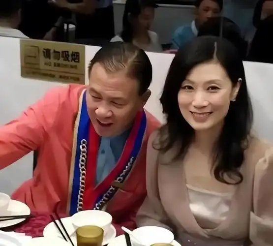 66岁万梓良定居湖南小县城!和小15岁空姐老婆下馆子,两人秀恩爱