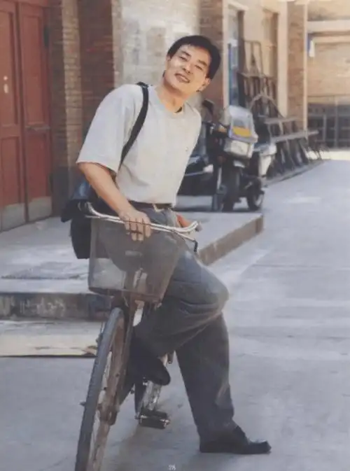 或许是受父亲影响,或许是年轻英俊的长相,一年后濮存昕被调入团业余