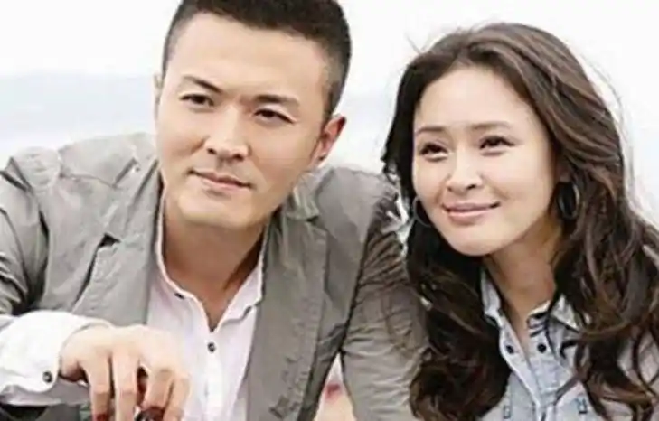 她不做外交官却做了演员,出道十几年零绯闻,被丈夫宠成公主_于明加