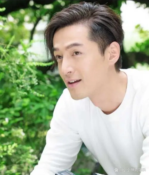 胡歌这个灿烂的笑容,甜到心坎儿里了～那时年少啊,真实笑不活了