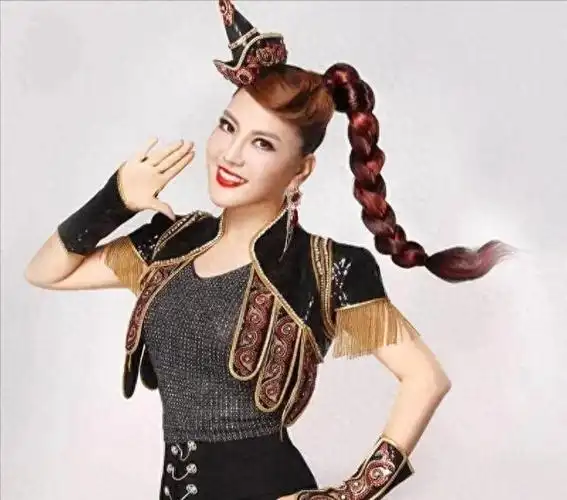 让我们共同期待,这位站在草原上,以音乐传递爱与希望的女歌手,将会