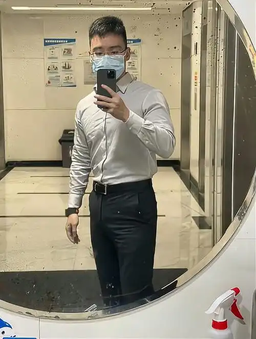 正装爷们儿实力比拼,果然,肌肉好身材怎么穿搭都帅气,男人味足-度小视