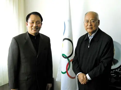 何振梁(右)与王本兴合影