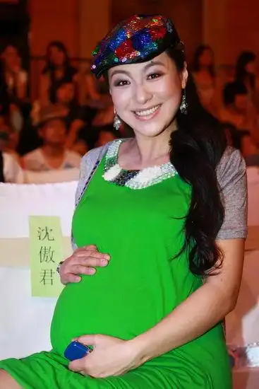 沈傲君抚摸大肚