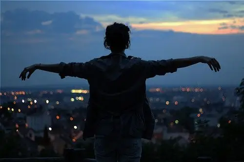 亲爱的你那么努力地想要站到高处究竟是为了什么