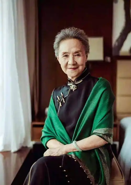 老了后,吴彦姝反而更加的优雅动人,完全可以被称为最美老太太.