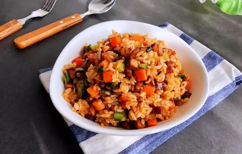 咸鲜美味老干妈炒饭,制作简单,食材丰富,早餐的不二选择