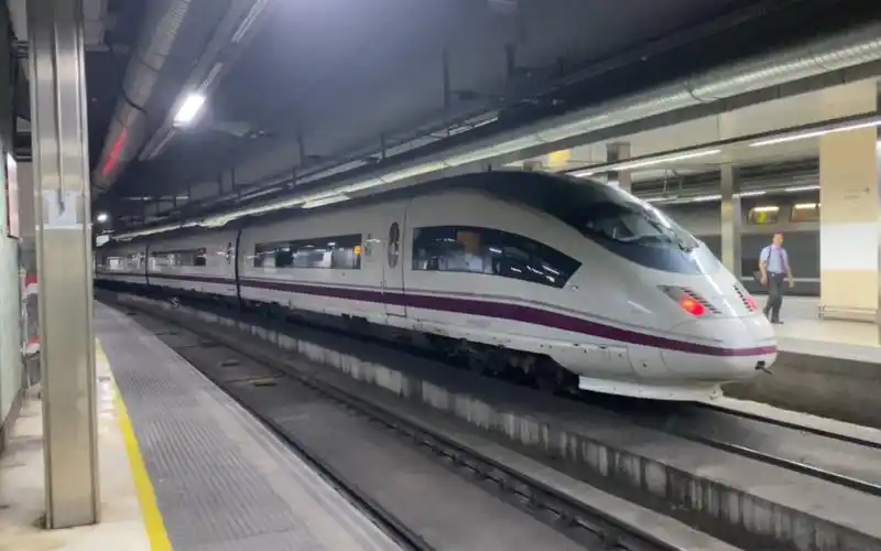 西班牙国家铁路ave s-103高速动车组ave3150次madrid-atocha马德里方