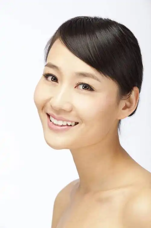 东方人,五官,眼睛,脸颊,头发,一个人,笑,竖图,彩色,室内,白天,白色