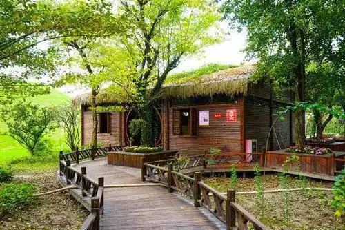 这是另一个洗手间,古风十足,小木屋里也很清爽干净.