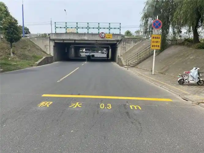 3米警戒线18条,增设积水标尺线18条,通过更新完善涵洞周边标志标识