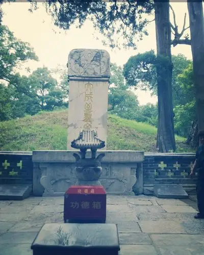 除了孔子,孔鲤,孔伋这祖孙三代墓葬和建筑外,还有孔令贻,孔毓圻,孔