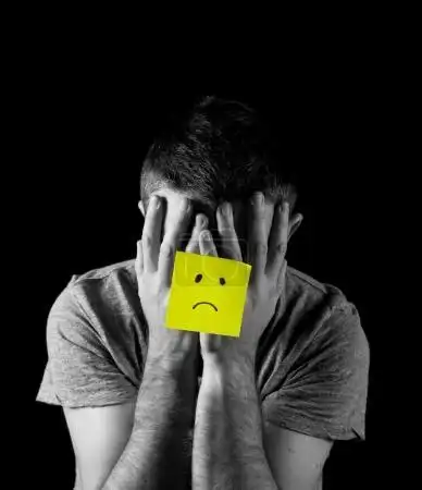 年轻人患抑郁和孤独与悲伤的脸的压力发布便笺
