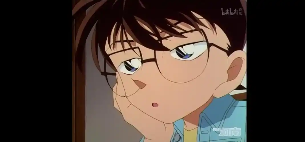 案件解决后坐在平次家的缘侧上陷入自闭的柯南