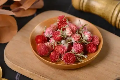 桌面上的盘子里的美味可口的红巧梅