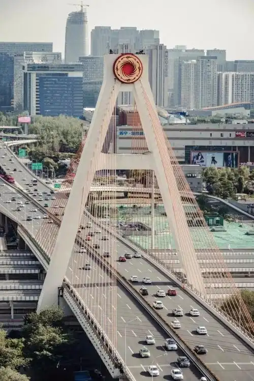 48 再看一次火车南站立交桥上的大长腿.