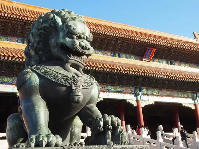 太和门前右侧的雌性铜狮子