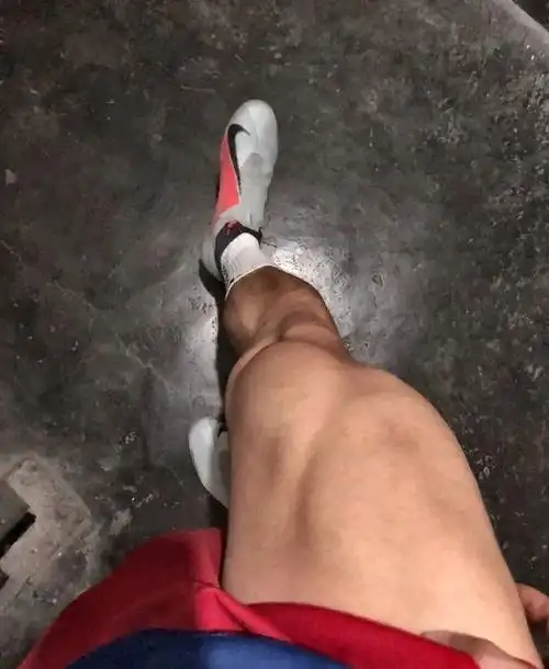 大腿粗的感觉棒棒哒爱健身有肌肉的男人才有魅力▼他穿短裤但时候简直