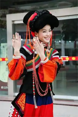 彝族美女凉山火把节惊艳全场 当地选美已有千年历史