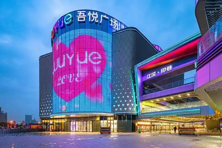 襄阳吾悦广场打造代表智慧的鲲鹏景观雕塑,融合孔明锁元素,并结合外