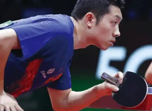 许昕的无奈!直拍选手一个又一个倒下,许昕换底板但不太管用