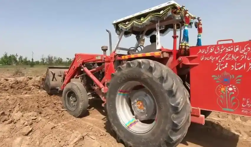 外国佬用拖拉机改装的铲车,他们的这个设计还真好使