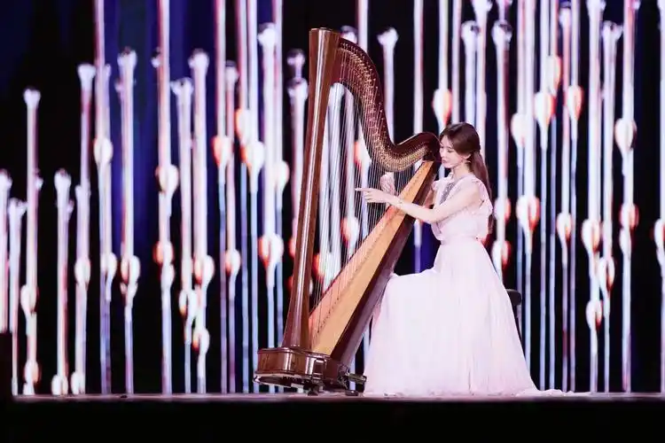 七彩仙子林志玲空降七夕晚会 撩拨竖琴乐动心弦