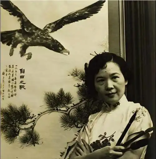 多慈来到中山堂看画展,正当她在门口签名时,不料一抬头便撞见了蒋碧薇