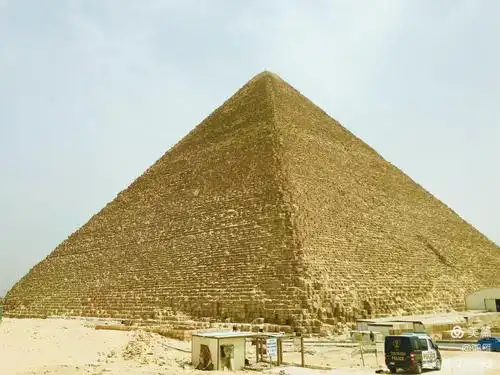 金字塔,是第四王朝第二个国王胡夫的陵墓,建于公元前2690年左右,距今