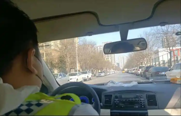 战疫一线婴儿病急家长求助西安高新交警警车开道护送就医