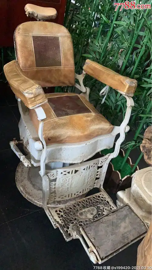 老式理发椅.原汁原味,品相完好,功能齐全正常使用,民俗精品展示摆设.
