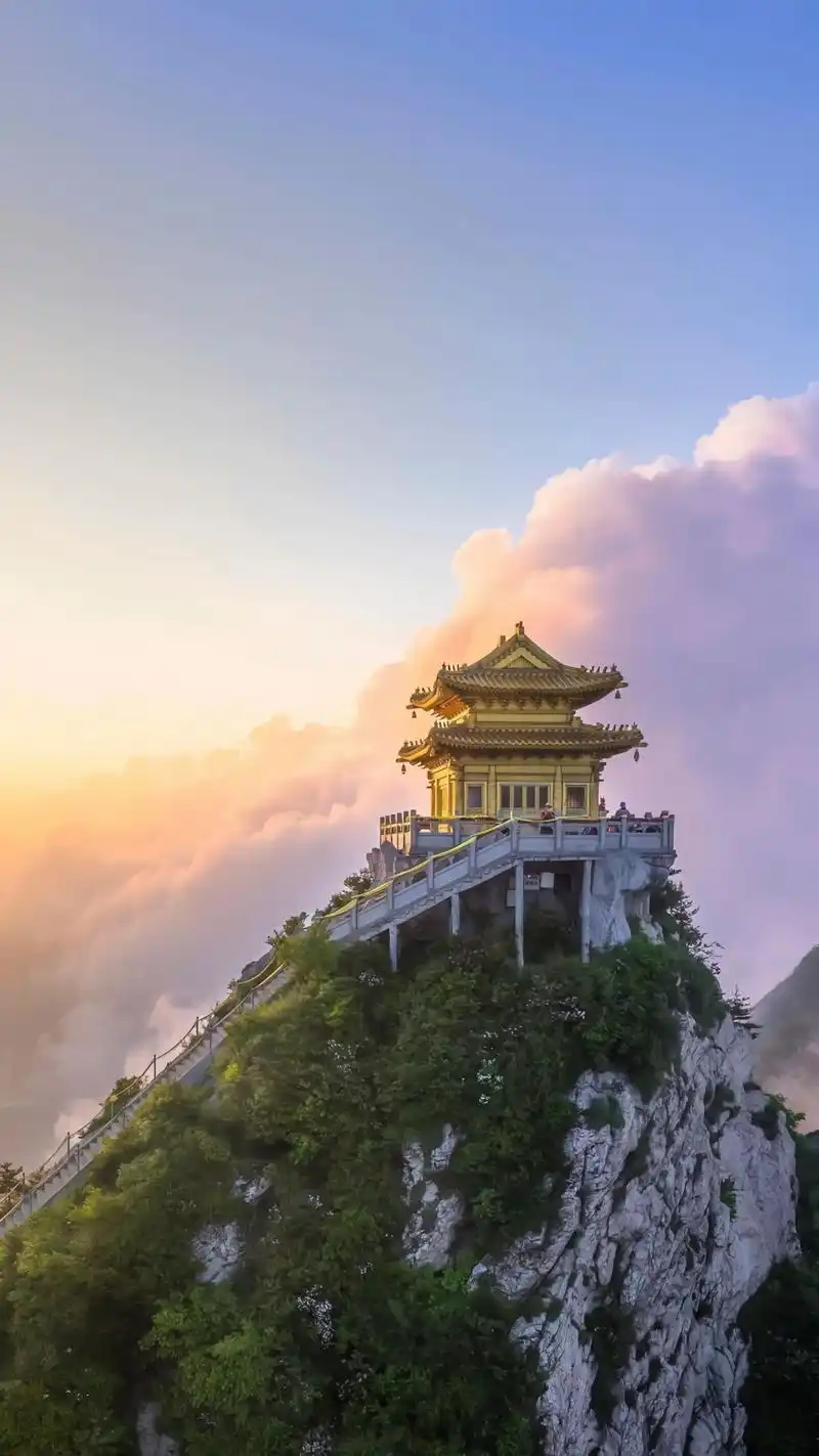 峨眉山.峨眉山风景秀丽啊,看着这美丽的景色,我决定写诗一首, - 抖音