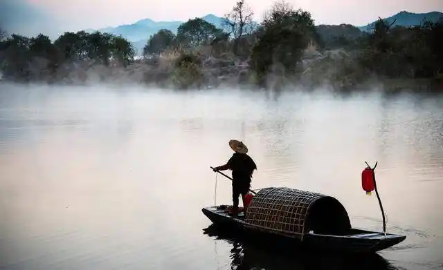 诗描写了在烟波浩淼的碧波之上,远远只见一渔舟荡浆而来,渔翁手持钓钩
