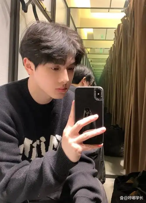 长相英俊的19岁斯文男生,日常穿搭,都能这么好看,各种可爱自拍