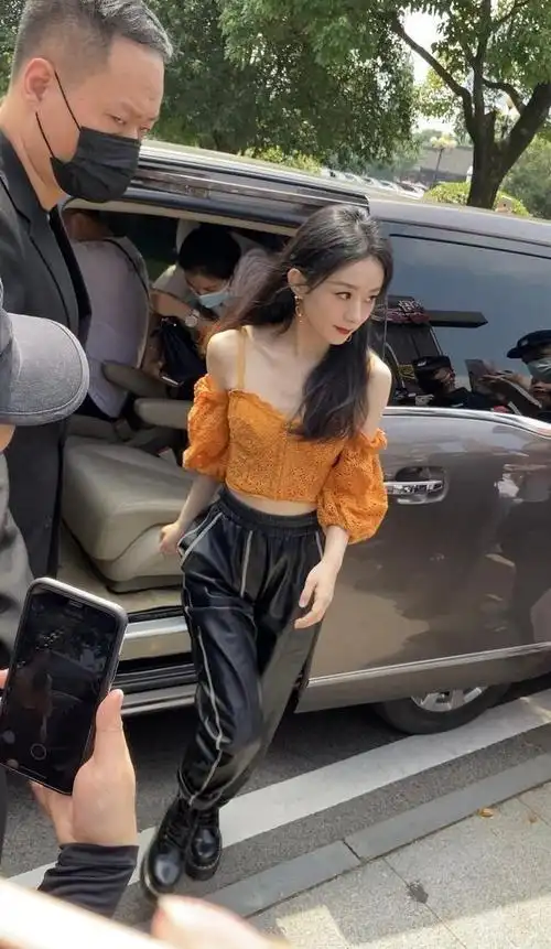 赵丽颖甜甜的心动造型红白条纹衫配伞裙低头垂眸皆是柔情魅力