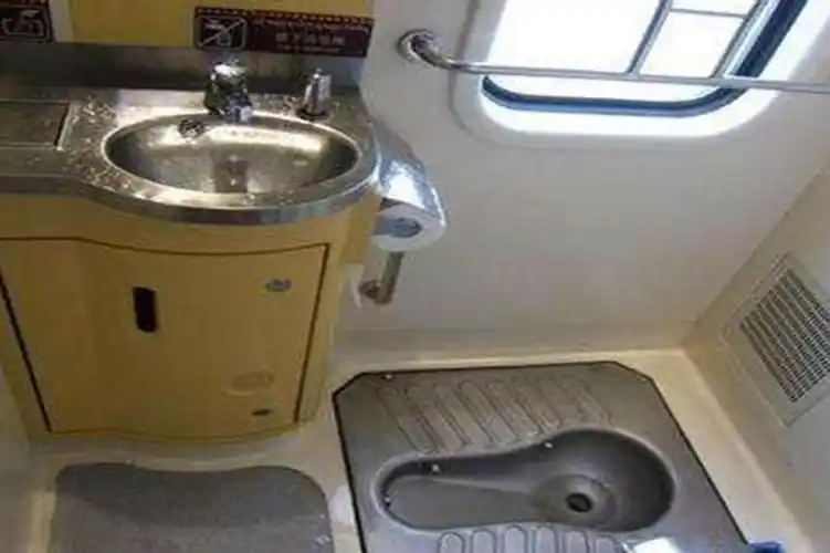 火车停站的时候厕所都是锁上的是怕有人逃票吗