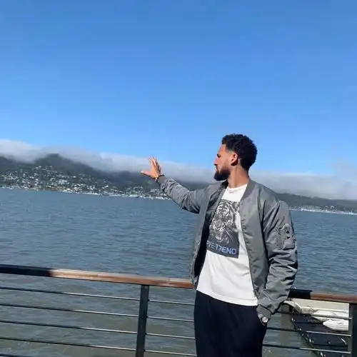 心灵鸡汤!克莱-汤普森晒度假照:我在地平线上看到了伟大