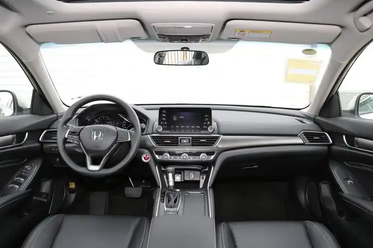 配置绝对是本田inspire的强项之一,该车配备了可四向调节的塑料方向盘