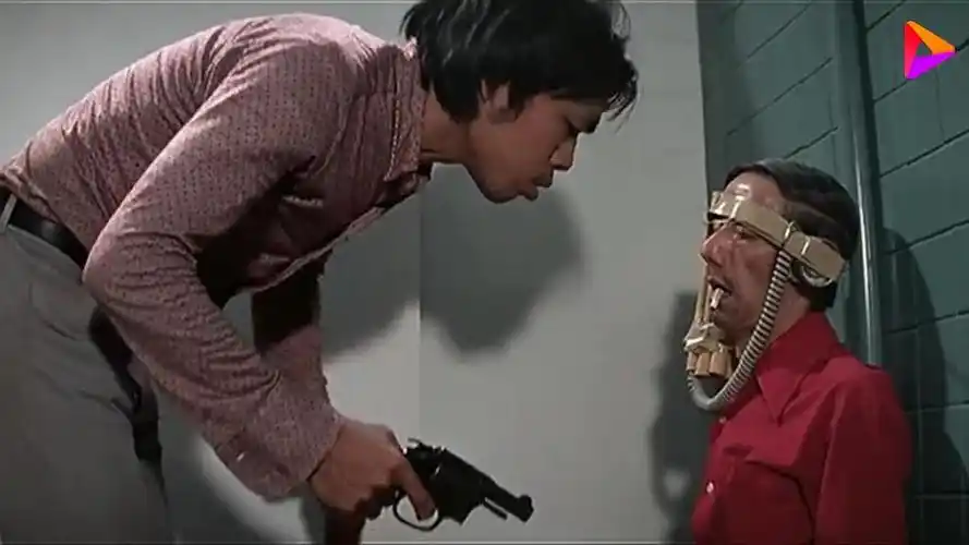 半斤八两:许冠文不愧是香港冷面搞笑之王,电影院抢劫看的很搞笑