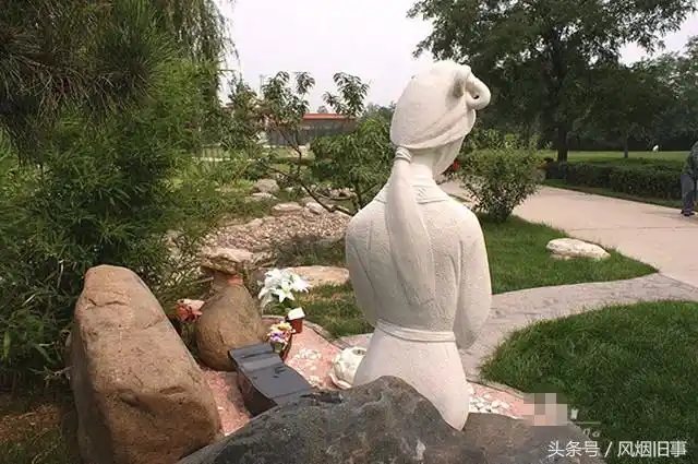 林黛玉陈晓旭墓地柳絮风飞玉人如旧墓碑为两块石头
