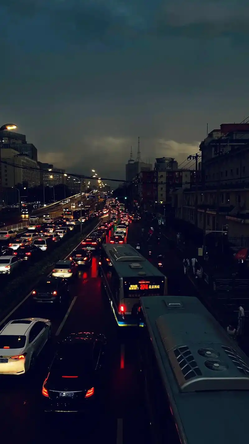 城市的夜晚 #抖音图文来了  孤独是不分日夜的 白天是人群 - 抖音