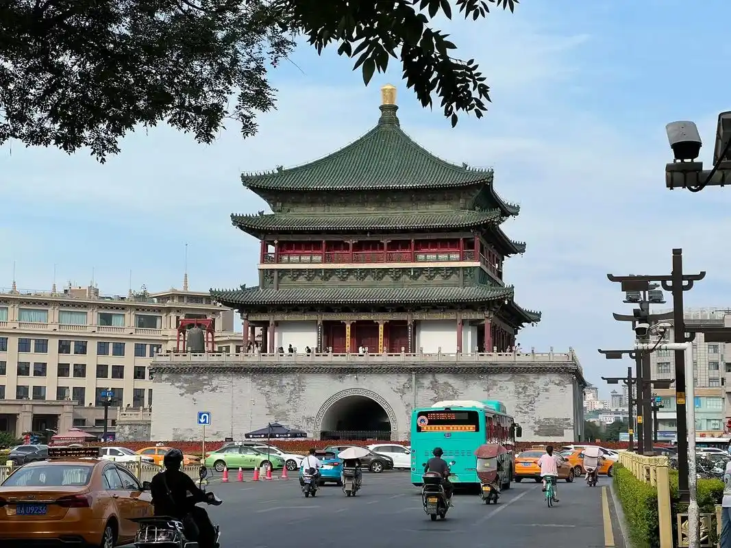 西安钟鼓楼,回民街.西安之行day 2(6/15) 游览了钟 - 抖音